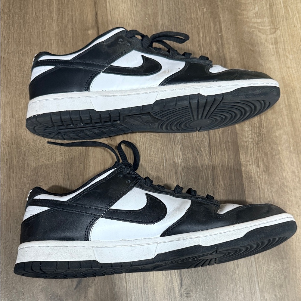 Nike Men's Classic Black and White Sneakers - Picture 7 of 14